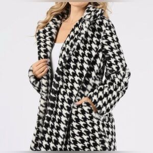 Coffee Shop New York Houndstooth Faux Fur Coat 
Size Medium